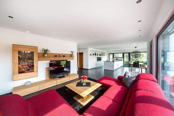 BBH Wohnen rote Polster.jpg