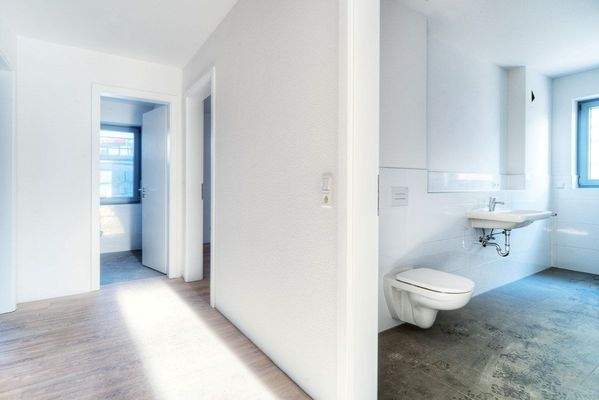 Bad mit Dusche, Wanne und WC