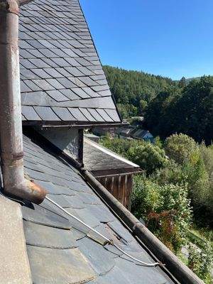 Blick aus Dachzimmer auf Schieferdeckung