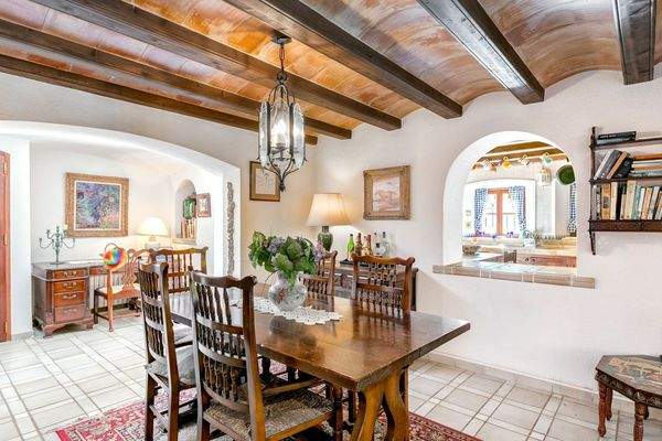 Charmanter Essbereich mit Holzmöblierung