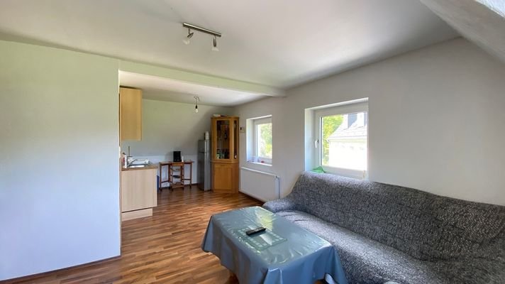 Wohnzimmer mit Küchenecke im Dachgeschoss