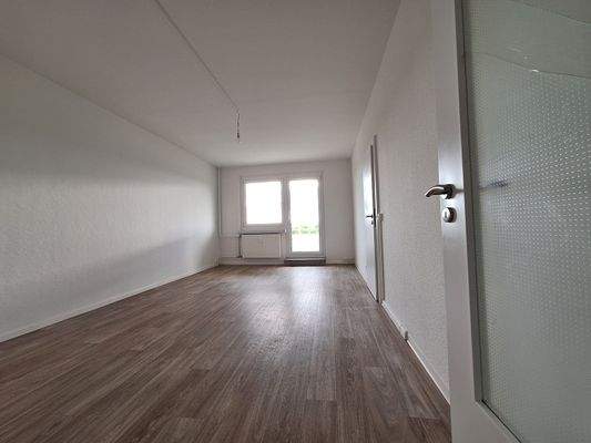 Wohnzimmer mit Balkon