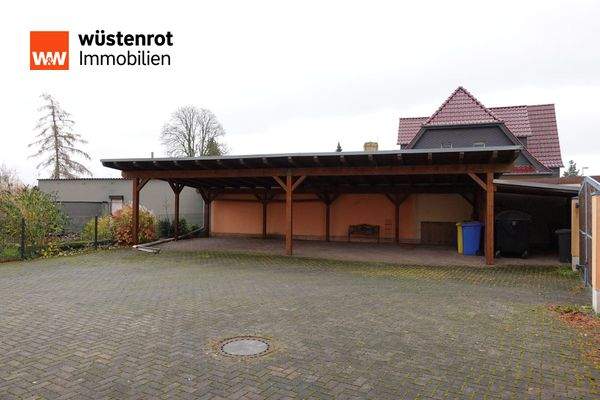 Innenhof mit Carport-Stellplätzen
