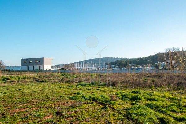 Traumhaftes Baugrundstück mit Meerblick in Pomer