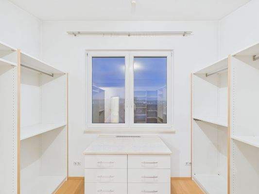 Ankleidezimmer angrenzend an Zimmer 2 