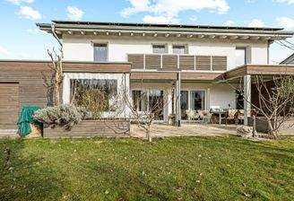 große Terrasse, überwiegend überdacht