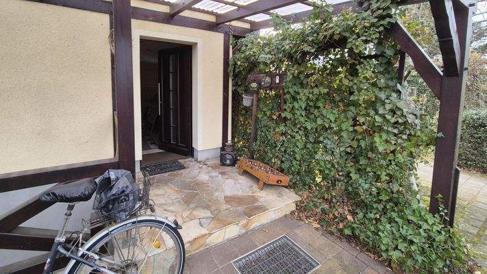 Eingangsbereich Wohnhaus links