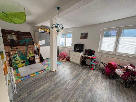Großes Schlaf-/Kinderzimmer im Erdgeschoss
