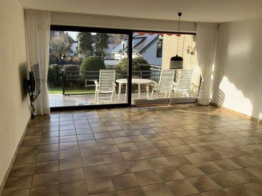 Wohnzimmer mit Blick zur oberen Terrasse