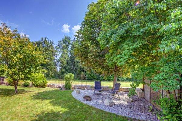 romantische Sitzecke im Schatten