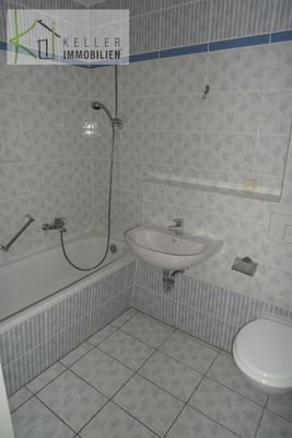 Bad/WC mit Badewanne und WM.-Anschl.