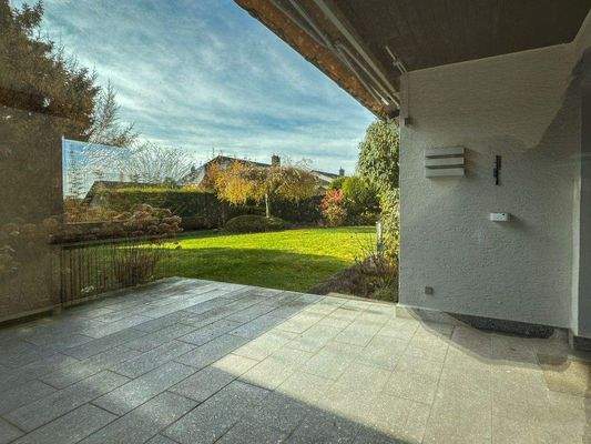 Blick aus dem Wohnbereich zur Terrasse und Garten