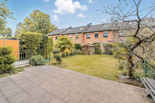 Blickgeschützte Terrasse mit schönem Garten und gepflegter Bepflanzung