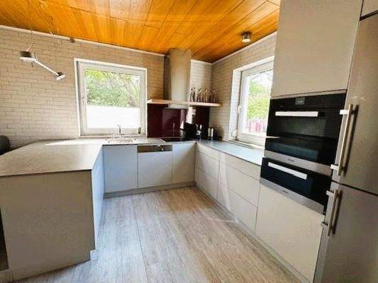 moderne Einbauküche mit Sitzbereich