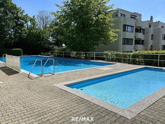 Poolbereich im Sommer