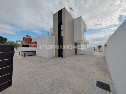 Detached House Close to San Juan Beach in Costa Blanca