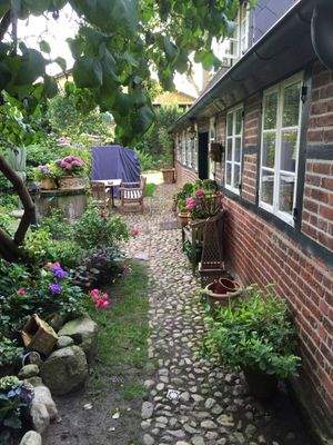 hinterer seitl. Weg zur Terrasse