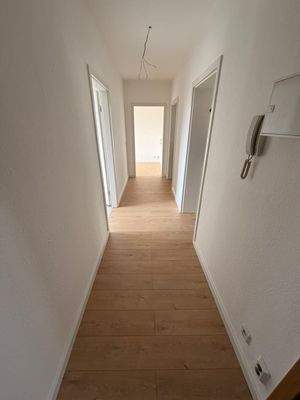 Heller Flur mit Holzboden