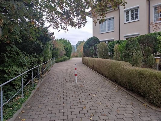 Weg zur Wohnanlage