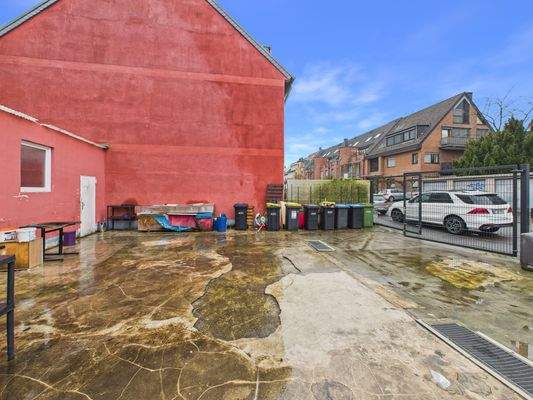 2 Außenansicht / Parkplätze