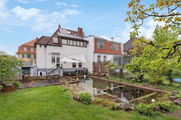 Rückansicht mit Naturpool