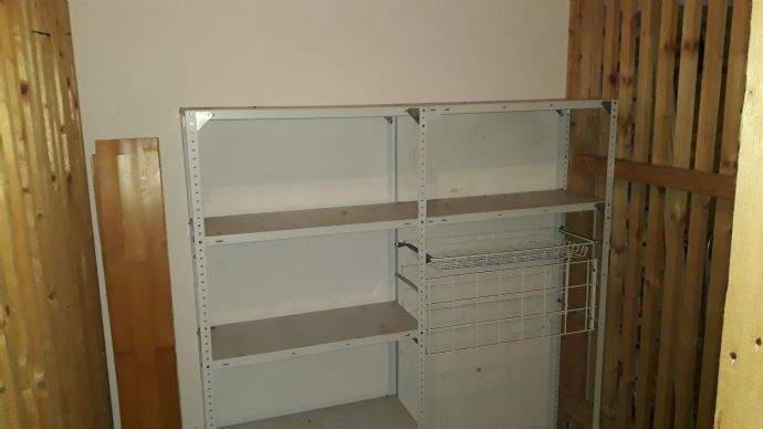 Kellerabteil mit Regalen