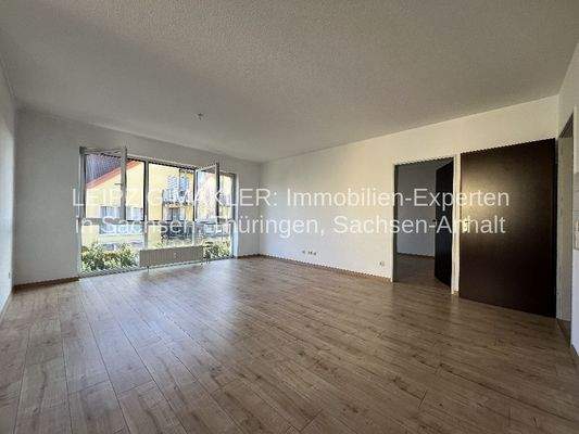 Wohnzimmer mit offener Küche