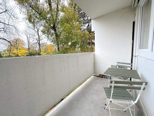 Balkon mit Tisch und Stühlen