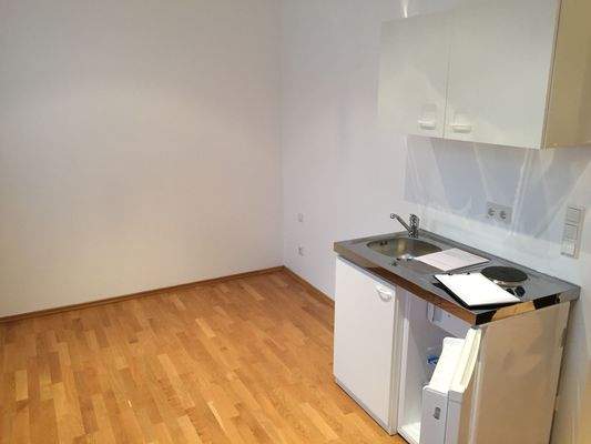 Kleine Küche mit Holzboden