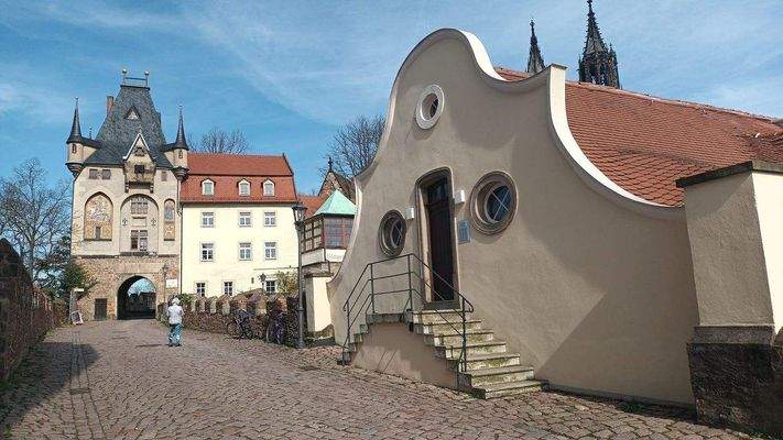 Eingangsbereich über Schlossbrücke.jpeg