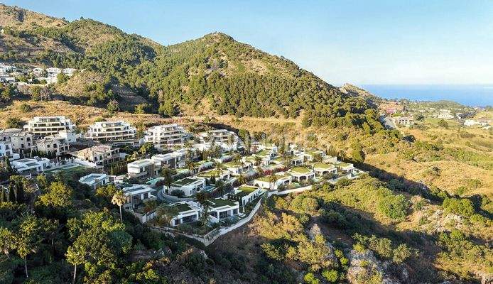 Sea View Villas in a Prime Location in Mijas
