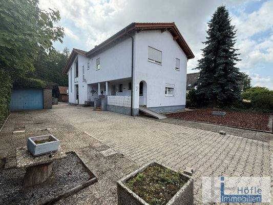 Altbau EG mit Gartenteil, Stellplatz und Garage