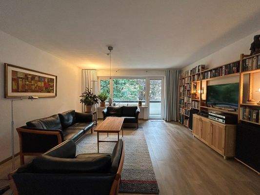 großzügiges Wohnzimmer