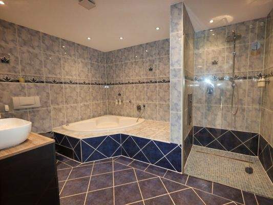 Vollbad im Obergeschoss Hinterhaus