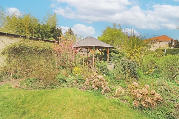 Grundstück mit Gartennterrasse