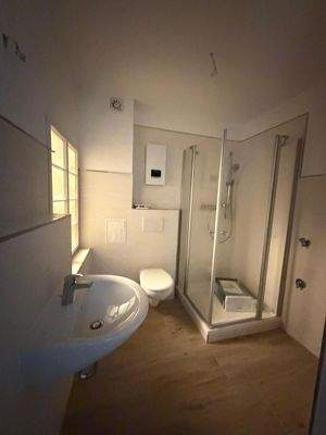 Moderne, helle Badezimmeransicht