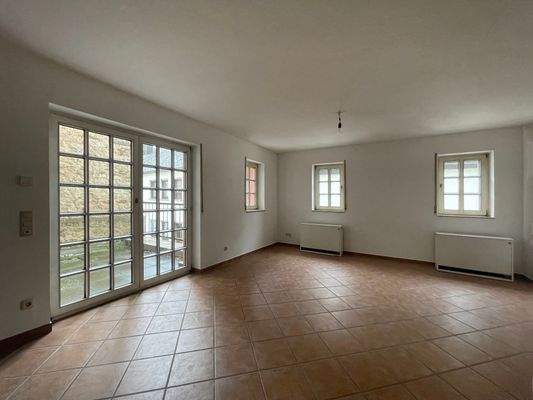 Wohnzimmer mit Terassenzugang (1. OG).JPG