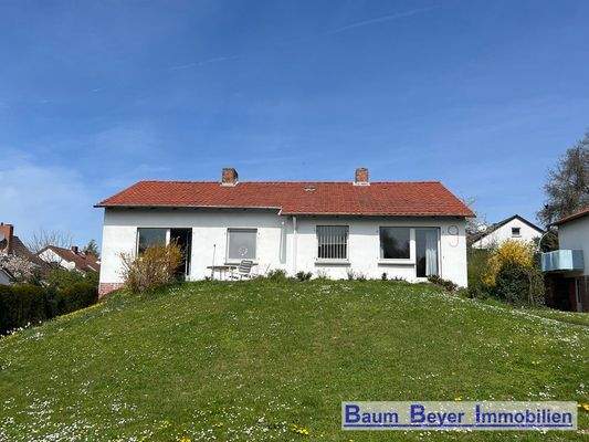 Hausansicht mit Garten