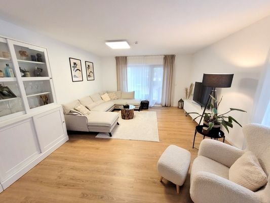 Wohnzimmer mit Zugang zur Terrasse