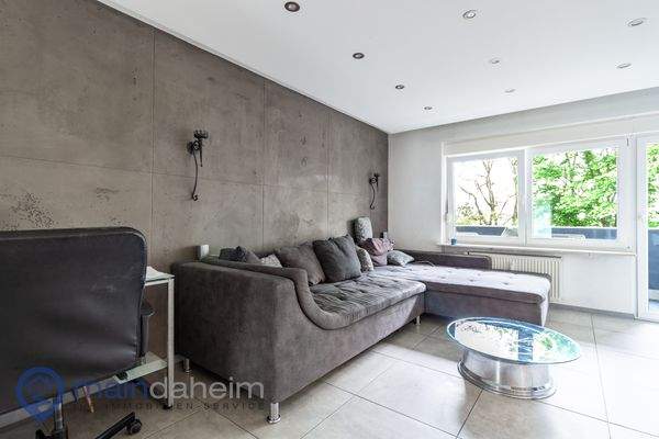 Stylisches Wohnzimmer mit Sichtbeton-Optik
