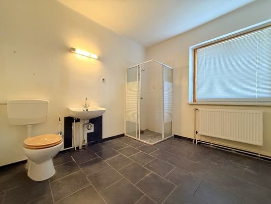 geräumiges Badezimmer mit Dusche
