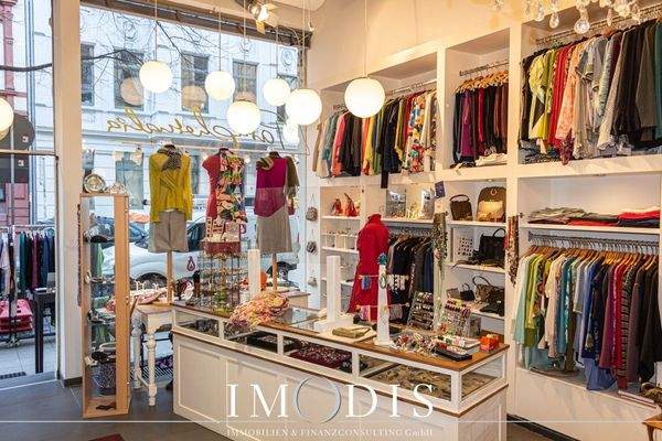 Laden mit hohen Decken