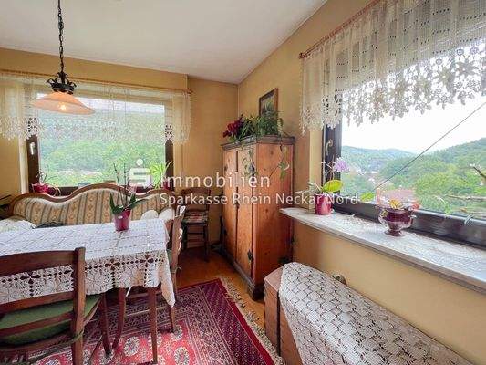 Essbereich mit Blick ins Tal