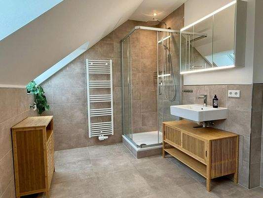 Klipphausenestr.2 möbliert DG re Bad