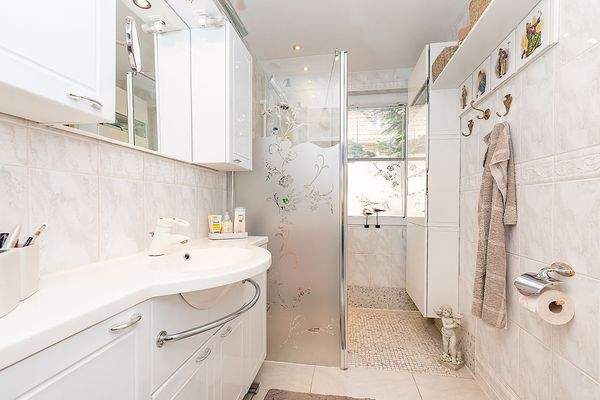 Badezimmer mit Dusche