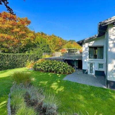 der wunderschön angelegte Garten mit Pool und Terrassen