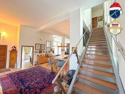 Wohnbereich mit Aufgang zum Master Bedroom