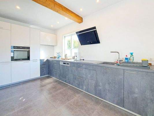 OG hochwertige Einbauküche mit Tageslicht