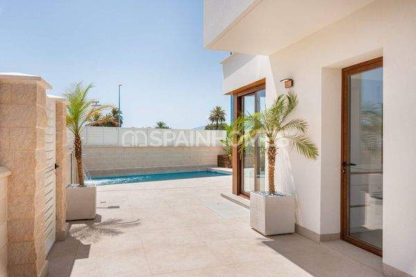 Fashionable Detached Houses Close to the Beach in Palomares