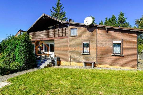 Holzhaus mit Balkon